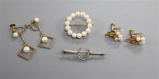 Two pairs of 14k and cultured pearl earrings, a 14k and cultured pearl brooch and a yellow metal bar brooch.